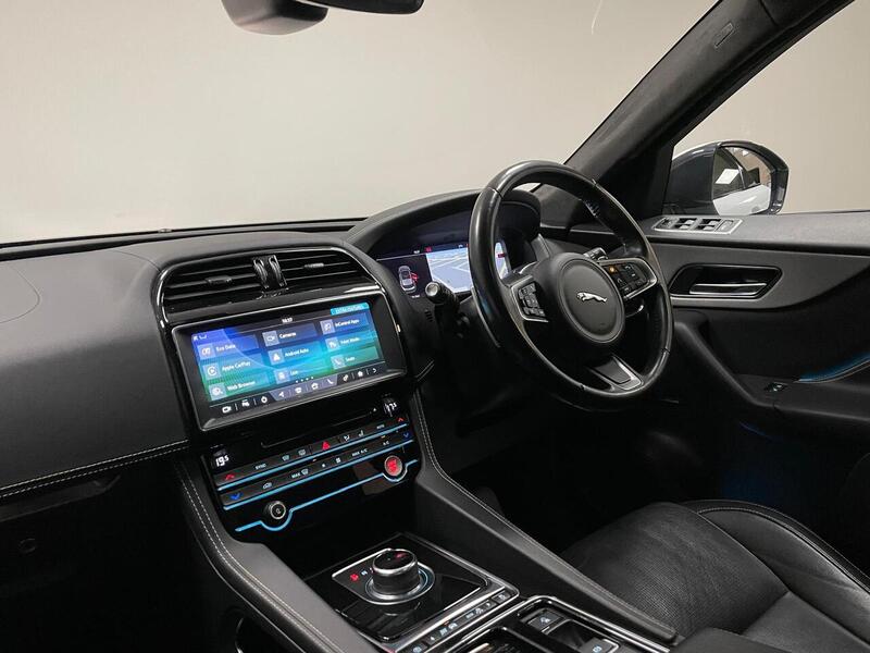 Jaguar F-PACE D180 Chequered Flag - U400059123