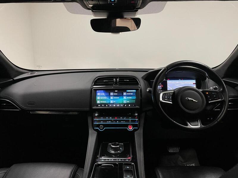 Jaguar F-PACE D180 Chequered Flag - U400059123