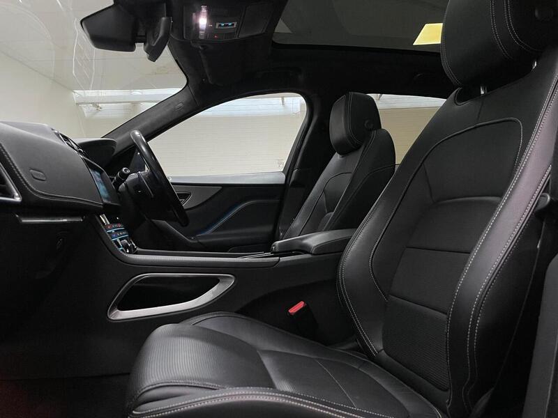 Jaguar F-PACE D180 Chequered Flag - U400059123