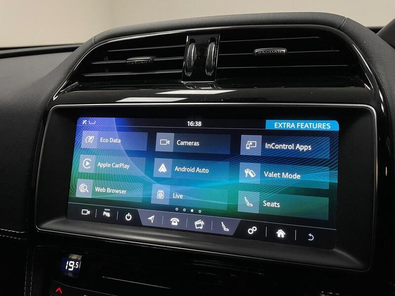 Jaguar F-PACE D180 Chequered Flag - U400059123