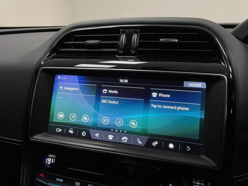 Jaguar F-PACE D180 Chequered Flag - U400059123