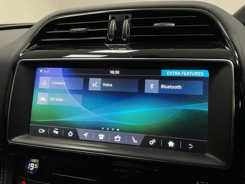 Jaguar F-PACE D180 Chequered Flag - U400059123