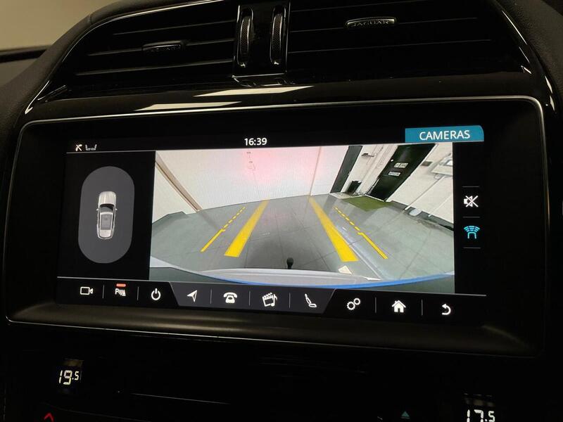 Jaguar F-PACE D180 Chequered Flag - U400059123