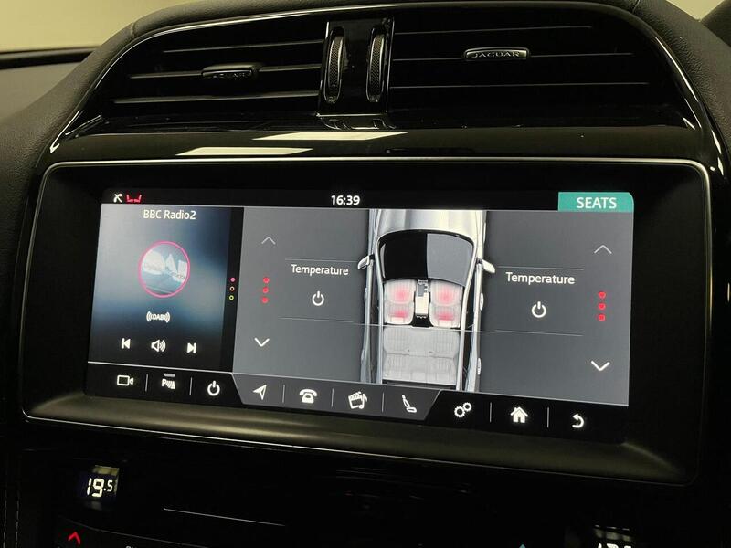 Jaguar F-PACE D180 Chequered Flag - U400059123