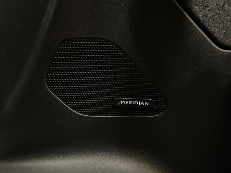 Jaguar F-PACE D180 Chequered Flag - U400059123