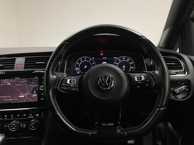 Volkswagen Golf TSI R - U400059140