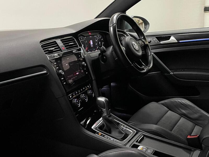 Volkswagen Golf TSI R - U400059140