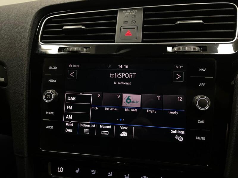 Volkswagen Golf TSI R - U400059140