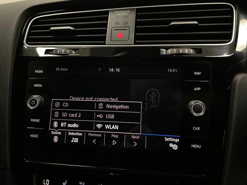 Volkswagen Golf TSI R - U400059140