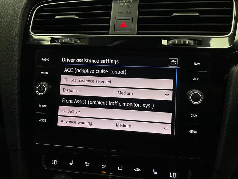 Volkswagen Golf TSI R - U400059140