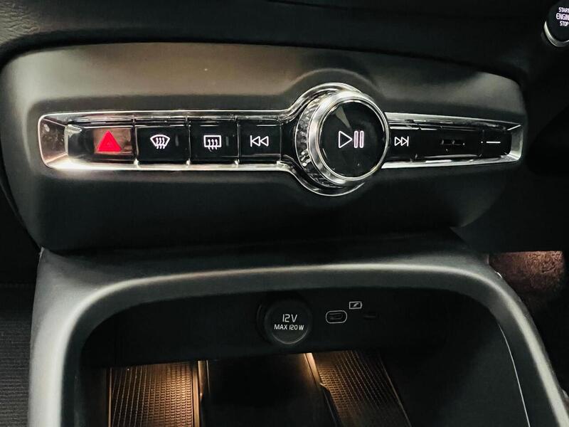 Volvo XC40 B3 MHEV Plus - U400059164