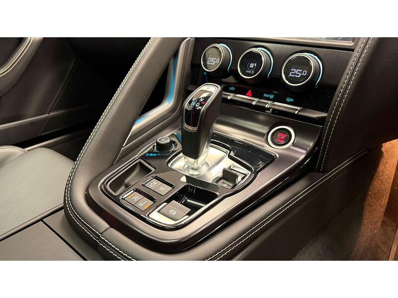 Jaguar F-Type V6 Chequered Flag - U400059228