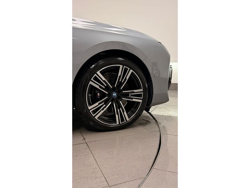 BMW i7 60 M Sport - U400059276