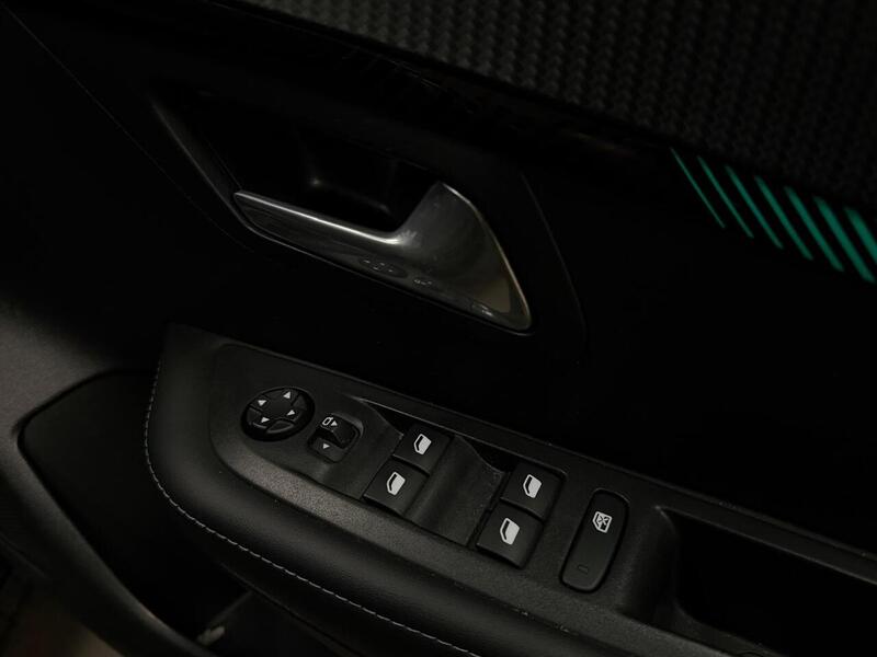 Peugeot 208 PureTech Allure - U400059301