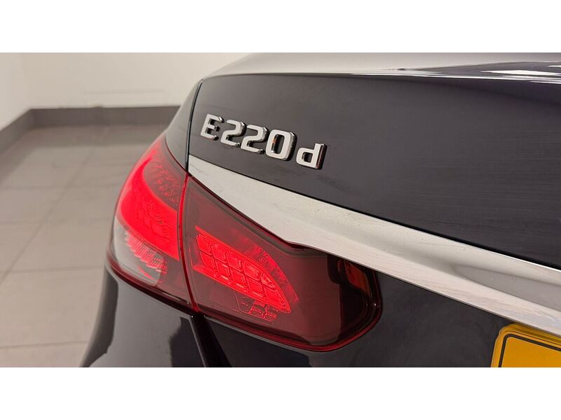 Mercedes-Benz E Class E220d AMG Line Night Edition - U400059304