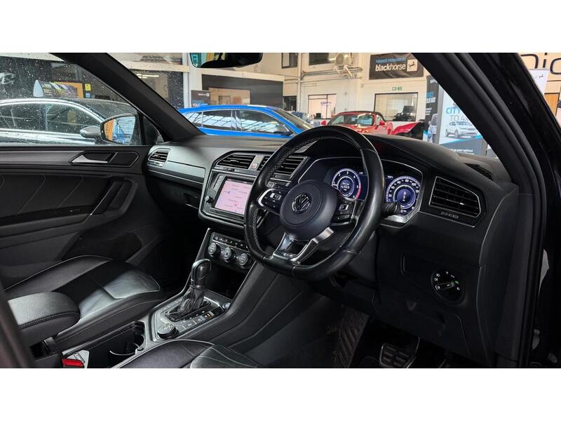 Volkswagen Tiguan TDI BlueMotion Tech R-Line - U400059429