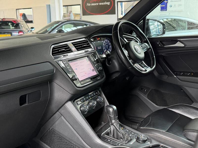 Volkswagen Tiguan TDI BlueMotion Tech R-Line - U400059429