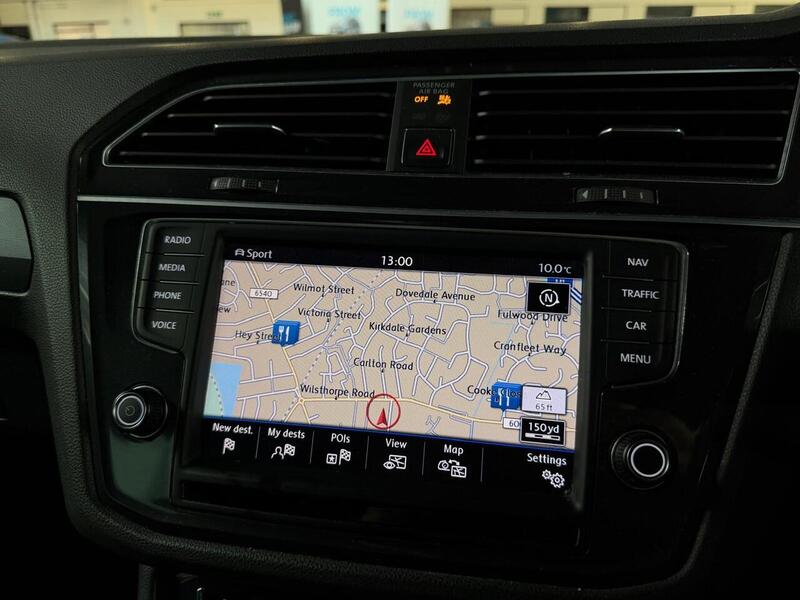 Volkswagen Tiguan TDI BlueMotion Tech R-Line - U400059429