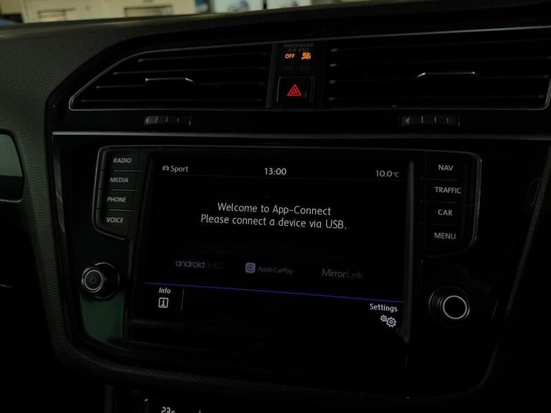 Volkswagen Tiguan TDI BlueMotion Tech R-Line - U400059429