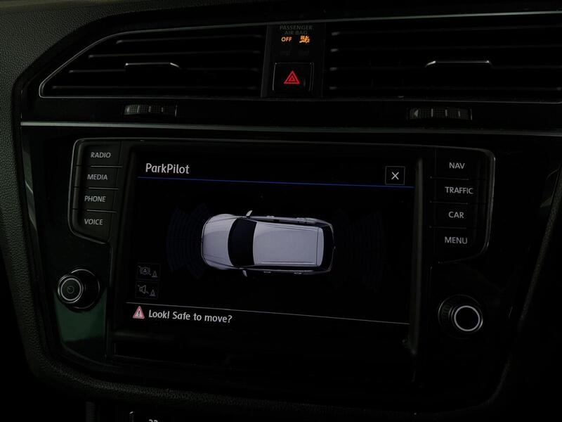 Volkswagen Tiguan TDI BlueMotion Tech R-Line - U400059429