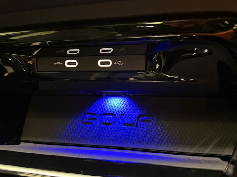 Volkswagen Golf TSI R - U400059540