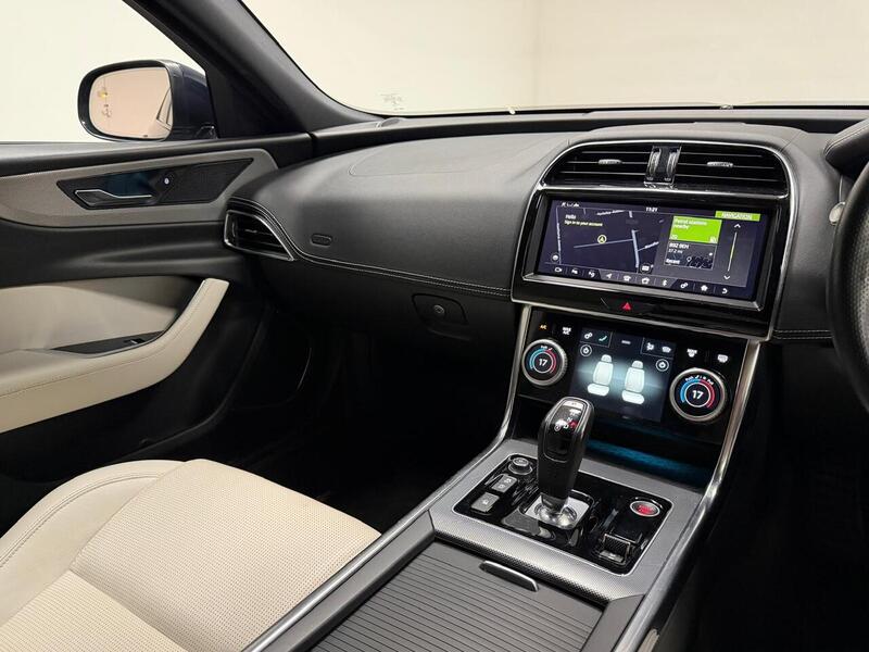 Jaguar XE D180 R-Dynamic SE - U400059549