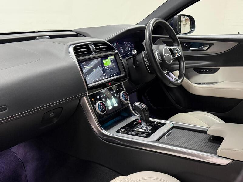 Jaguar XE D180 R-Dynamic SE - U400059549