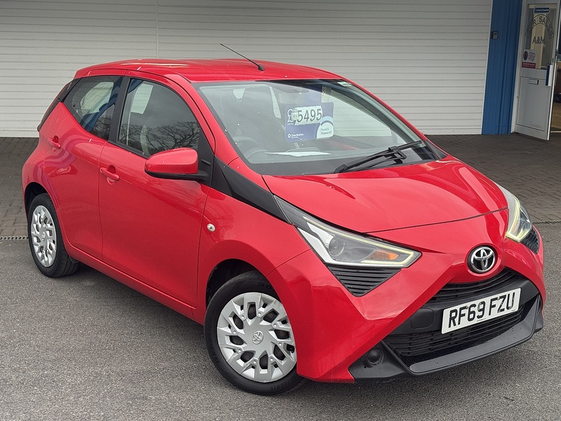 Toyota 1.0 VVT-i x-play Hatchback 5dr Petrol Manual Euro 6 (71 ps)