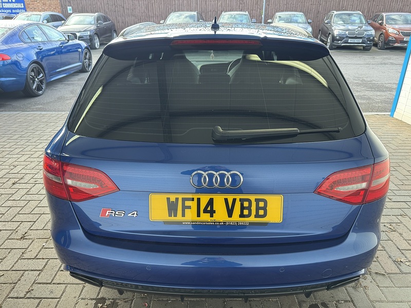 Audi 4.2 FSI V8 Estate 5dr Petrol S Tronic quattro Euro 5 (450 ps)