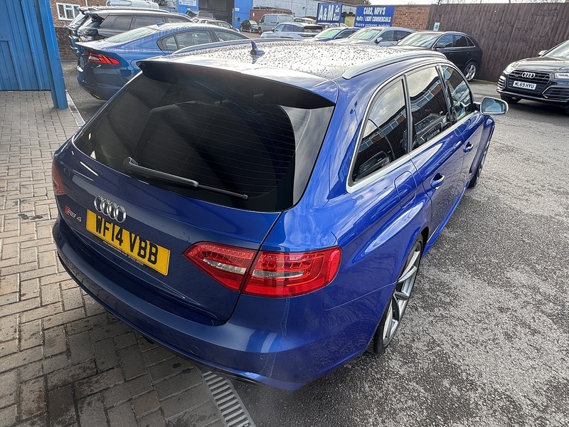 Audi 4.2 FSI V8 Estate 5dr Petrol S Tronic quattro Euro 5 (450 ps)