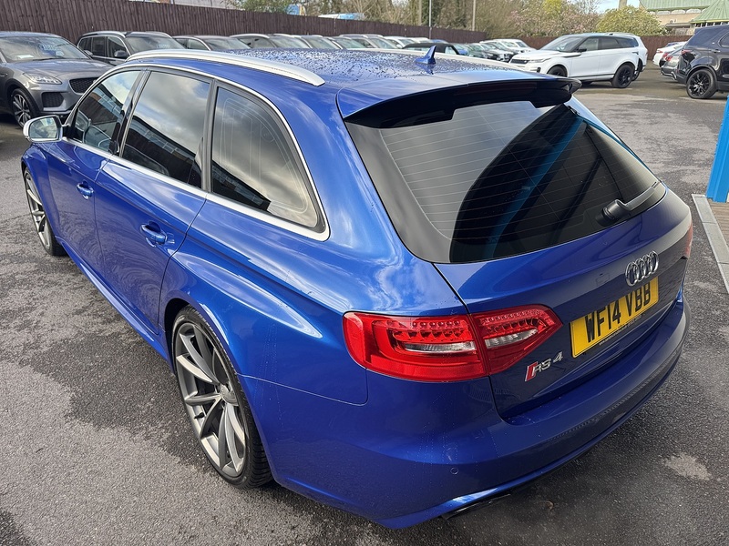 Audi 4.2 FSI V8 Estate 5dr Petrol S Tronic quattro Euro 5 (450 ps)