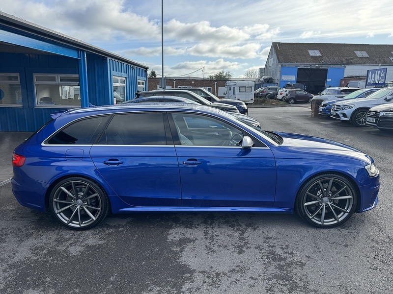Audi 4.2 FSI V8 Estate 5dr Petrol S Tronic quattro Euro 5 (450 ps)