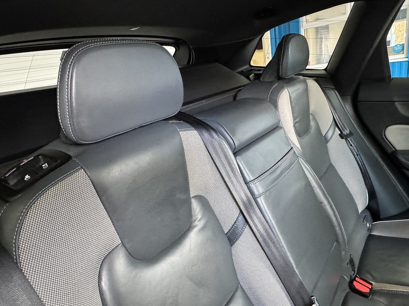 Volvo 2.0 B4 MHEV R-Design SUV 5dr Diesel Hybrid Auto AWD Euro 6 (s/s) (197 ps)