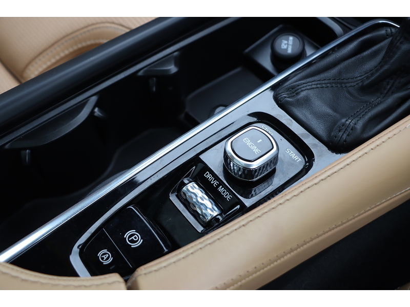 Volvo V90 2.0 T6 AWD Inscription, 320PS twincharged petrol, 8-speed Geartronic Auto Estate PAN ROOF VERY HIGH SPEC 72-74 Mitcham Road