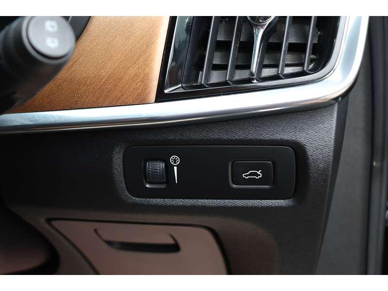 Volvo V90 2.0 T6 AWD Inscription, 320PS twincharged petrol, 8-speed Geartronic Auto Estate PAN ROOF VERY HIGH SPEC 72-74 Mitcham Road