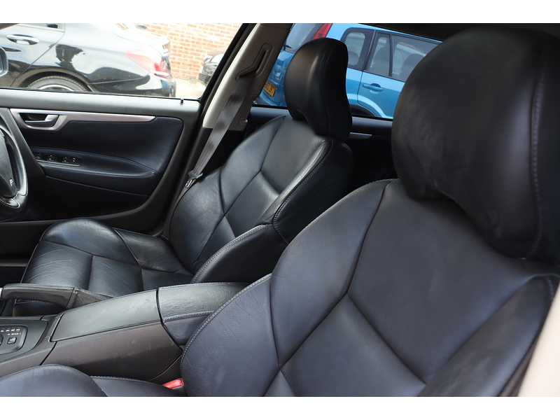 Volvo Volvo V70 R 2.5T AWD 300BHP Auto Estate - Just 42,000 Miles 72-74 Mitcham Road