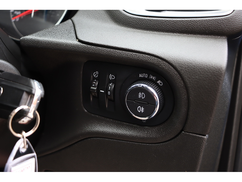 Vauxhall 1.2 TURBO GPF SE SUV 5DR PETROL MANUAL SAT NAV BLUETOOTH DAB STEREO APPLE CARPLAY PARKING AIDS JUST 1 OWNER FROM NEW ONLY 38000 MILES FSH 5 SERVICES 72-74 Mitcham Road