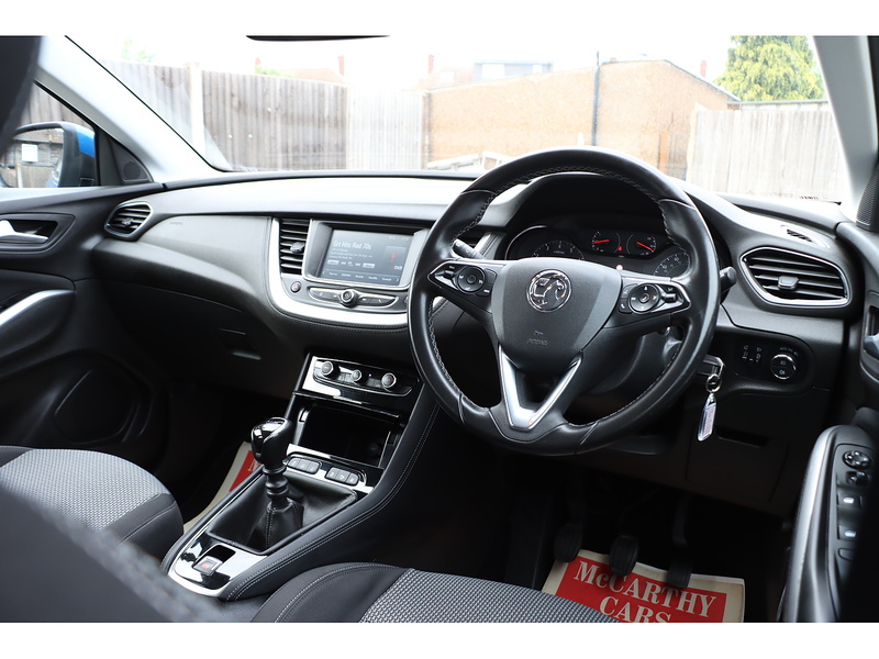 Vauxhall 1.2 TURBO GPF SE SUV 5DR PETROL MANUAL SAT NAV BLUETOOTH DAB STEREO APPLE CARPLAY PARKING AIDS JUST 1 OWNER FROM NEW ONLY 38000 MILES FSH 5 SERVICES 72-74 Mitcham Road