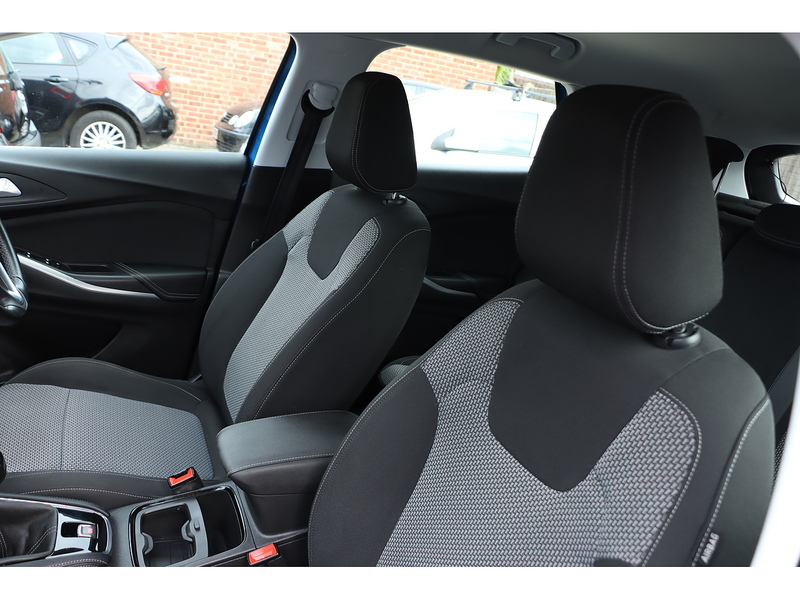 Vauxhall 1.2 TURBO GPF SE SUV 5DR PETROL MANUAL SAT NAV BLUETOOTH DAB STEREO APPLE CARPLAY PARKING AIDS JUST 1 OWNER FROM NEW ONLY 38000 MILES FSH 5 SERVICES 72-74 Mitcham Road