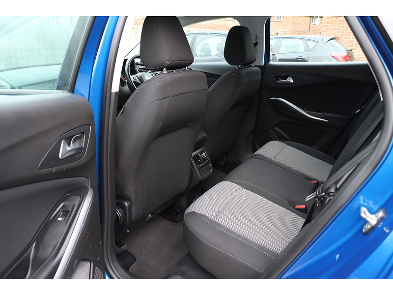 Vauxhall 1.2 TURBO GPF SE SUV 5DR PETROL MANUAL SAT NAV BLUETOOTH DAB STEREO APPLE CARPLAY PARKING AIDS JUST 1 OWNER FROM NEW ONLY 38000 MILES FSH 5 SERVICES 72-74 Mitcham Road