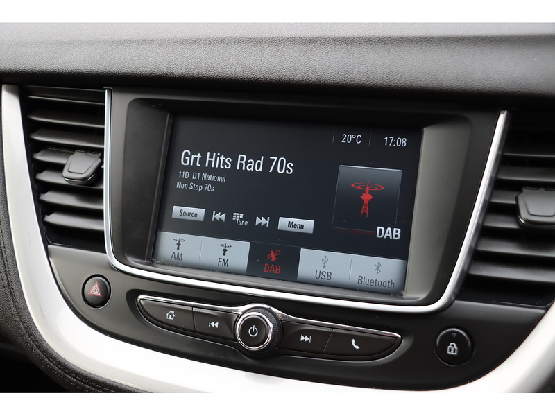 Vauxhall 1.2 TURBO GPF SE SUV 5DR PETROL MANUAL SAT NAV BLUETOOTH DAB STEREO APPLE CARPLAY PARKING AIDS JUST 1 OWNER FROM NEW ONLY 38000 MILES FSH 5 SERVICES 72-74 Mitcham Road