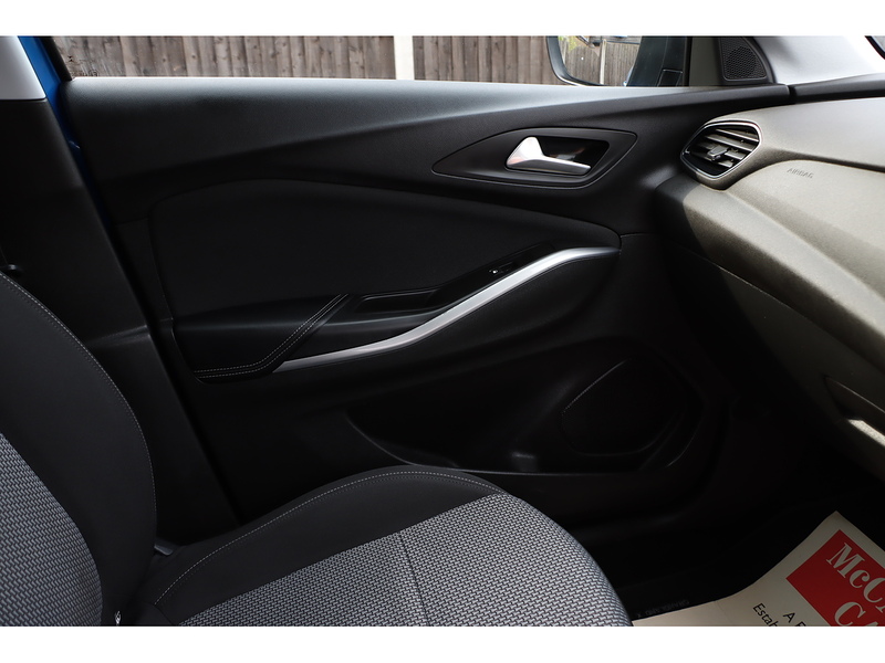 Vauxhall 1.2 TURBO GPF SE SUV 5DR PETROL MANUAL SAT NAV BLUETOOTH DAB STEREO APPLE CARPLAY PARKING AIDS JUST 1 OWNER FROM NEW ONLY 38000 MILES FSH 5 SERVICES 72-74 Mitcham Road