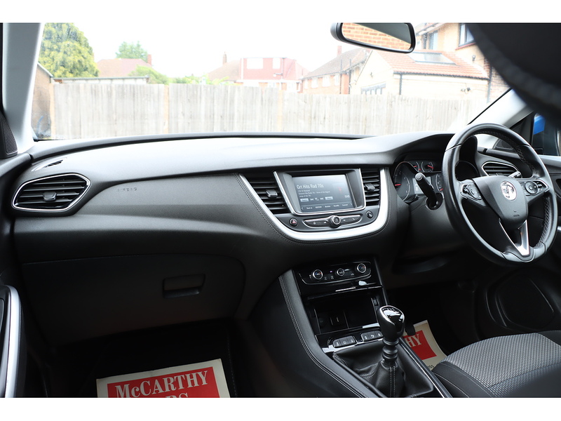 Vauxhall 1.2 TURBO GPF SE SUV 5DR PETROL MANUAL SAT NAV BLUETOOTH DAB STEREO APPLE CARPLAY PARKING AIDS JUST 1 OWNER FROM NEW ONLY 38000 MILES FSH 5 SERVICES 72-74 Mitcham Road