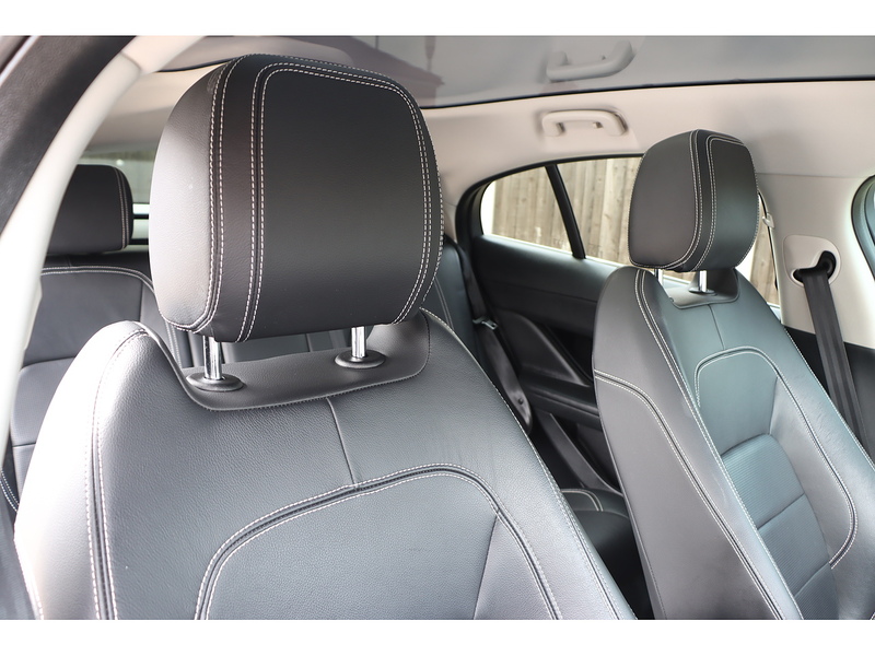 Jaguar 400 90KWH SE SUV 5DR ELECTRIC 4WD AUTO PAN ROOF HEATED SEATS SATNAV BLUETOOTH APPLE CARPLAY REAR CAMERA PARKING AIDS JUST 2 OWNERS ONLY 50000 MILES SH 72-74 Mitcham Road