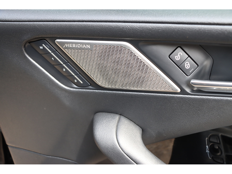 Jaguar 400 90KWH SE SUV 5DR ELECTRIC 4WD AUTO PAN ROOF HEATED SEATS SATNAV BLUETOOTH APPLE CARPLAY REAR CAMERA PARKING AIDS JUST 2 OWNERS ONLY 50000 MILES SH 72-74 Mitcham Road