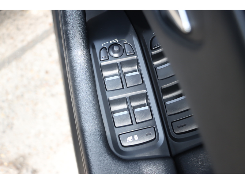 Jaguar 400 90KWH SE SUV 5DR ELECTRIC 4WD AUTO PAN ROOF HEATED SEATS SATNAV BLUETOOTH APPLE CARPLAY REAR CAMERA PARKING AIDS JUST 2 OWNERS ONLY 50000 MILES SH 72-74 Mitcham Road