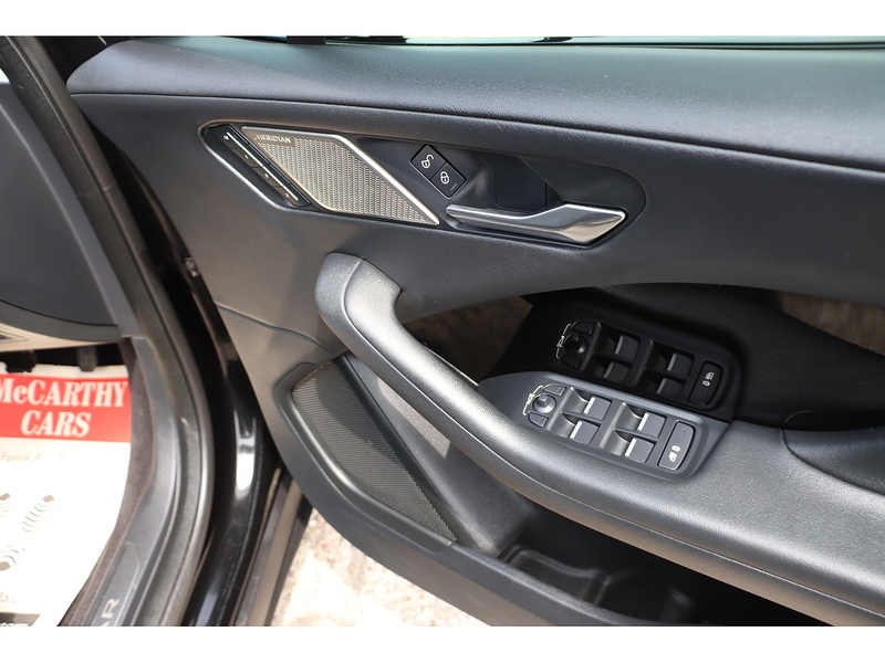 Jaguar 400 90KWH SE SUV 5DR ELECTRIC 4WD AUTO PAN ROOF HEATED SEATS SATNAV BLUETOOTH APPLE CARPLAY REAR CAMERA PARKING AIDS JUST 2 OWNERS ONLY 50000 MILES SH 72-74 Mitcham Road