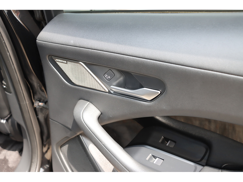 Jaguar 400 90KWH SE SUV 5DR ELECTRIC 4WD AUTO PAN ROOF HEATED SEATS SATNAV BLUETOOTH APPLE CARPLAY REAR CAMERA PARKING AIDS JUST 2 OWNERS ONLY 50000 MILES SH 72-74 Mitcham Road