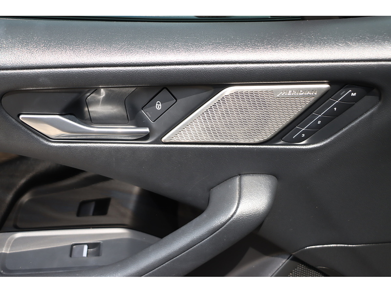 Jaguar 400 90KWH SE SUV 5DR ELECTRIC 4WD AUTO PAN ROOF HEATED SEATS SATNAV BLUETOOTH APPLE CARPLAY REAR CAMERA PARKING AIDS JUST 2 OWNERS ONLY 50000 MILES SH 72-74 Mitcham Road