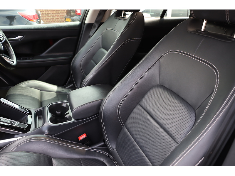 Jaguar 400 90KWH SE SUV 5DR ELECTRIC 4WD AUTO PAN ROOF HEATED SEATS SATNAV BLUETOOTH APPLE CARPLAY REAR CAMERA PARKING AIDS JUST 2 OWNERS ONLY 50000 MILES SH 72-74 Mitcham Road